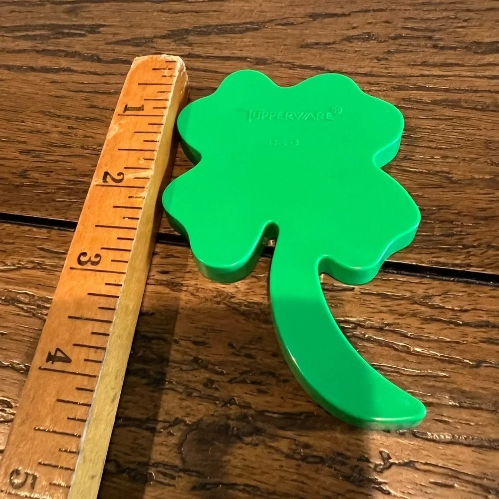 Vintage TUPPERWARE Shamrock Cookie‎ Cutter 1316-2 Sturdy Plastic